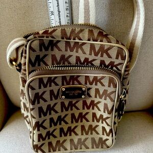 Michael Kors Travel purse. Brown.